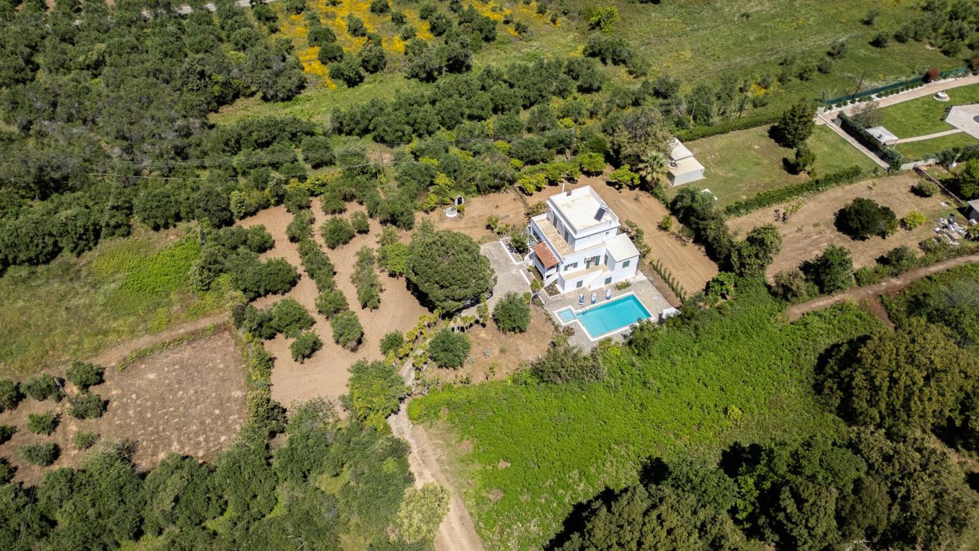 Secret Garden Villa-3bd, Pool & Bbq In Halikounas