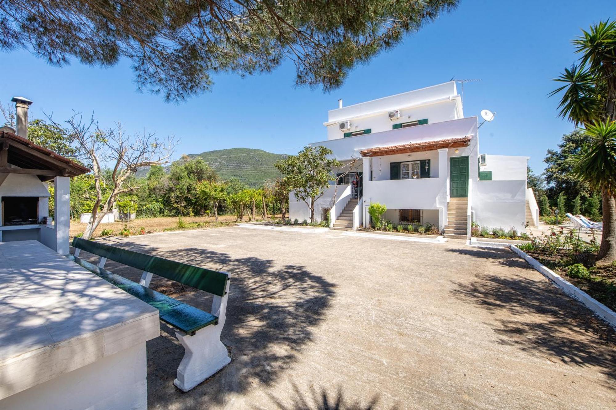 Secret Garden Villa-3bd, Pool & Bbq In Halikounas