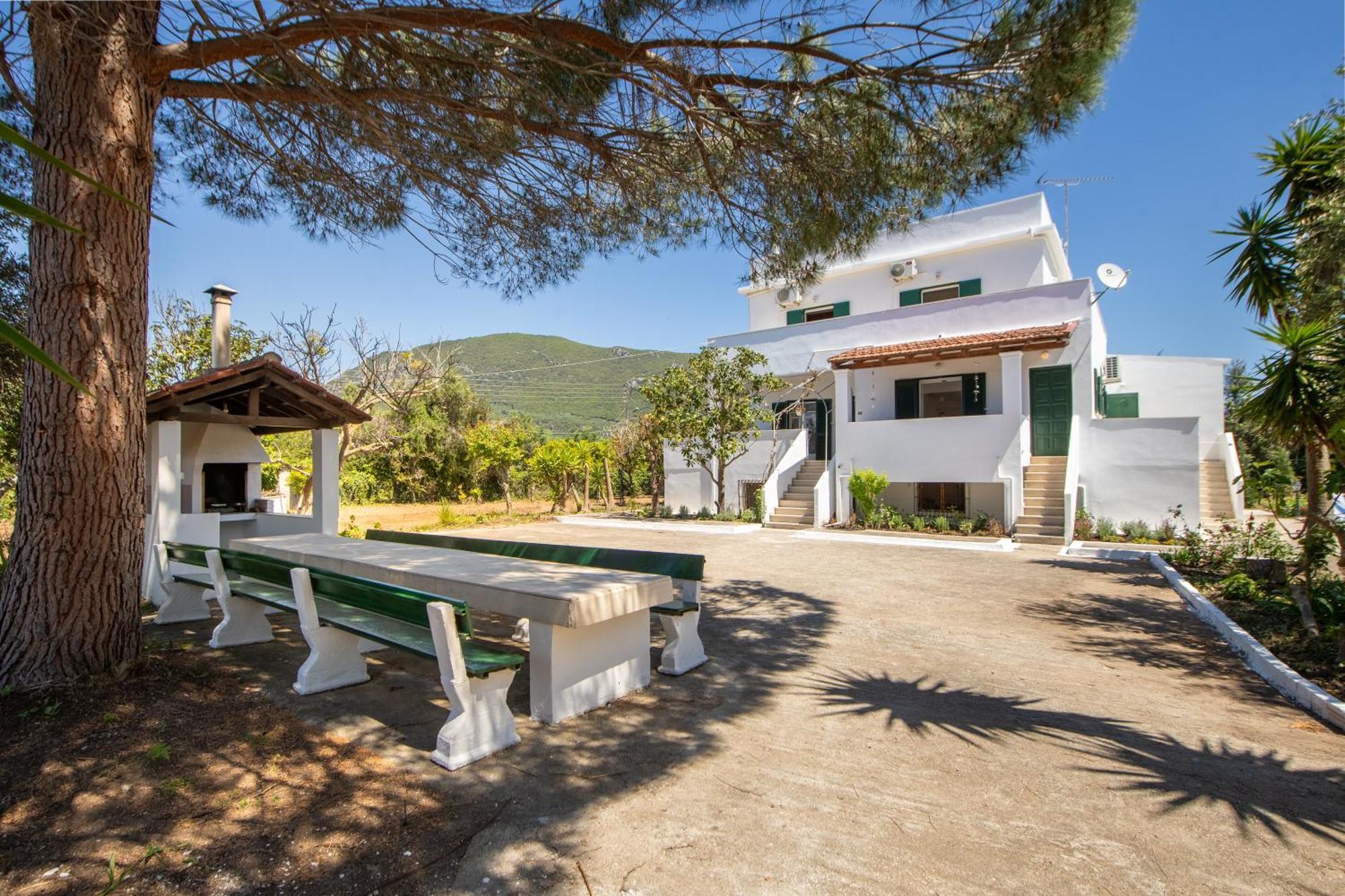 Secret Garden Villa-3bd, Pool & Bbq In Villa Halikounas